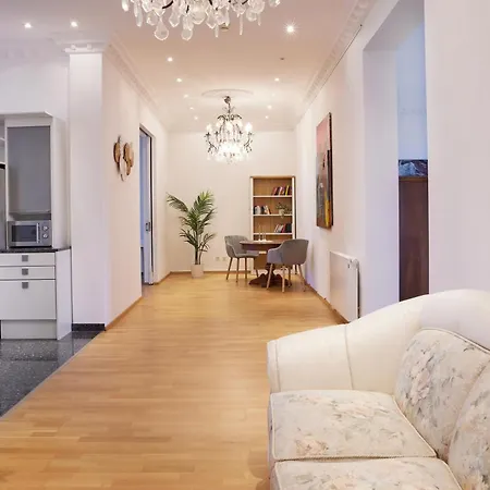 Idee Living: Design-apartment- Netflix - 6 Pers Apartament
